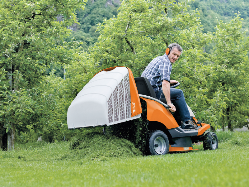Tractor cortacésped RT 4082 4 Tractor cortacesped RT 4082 en jardín